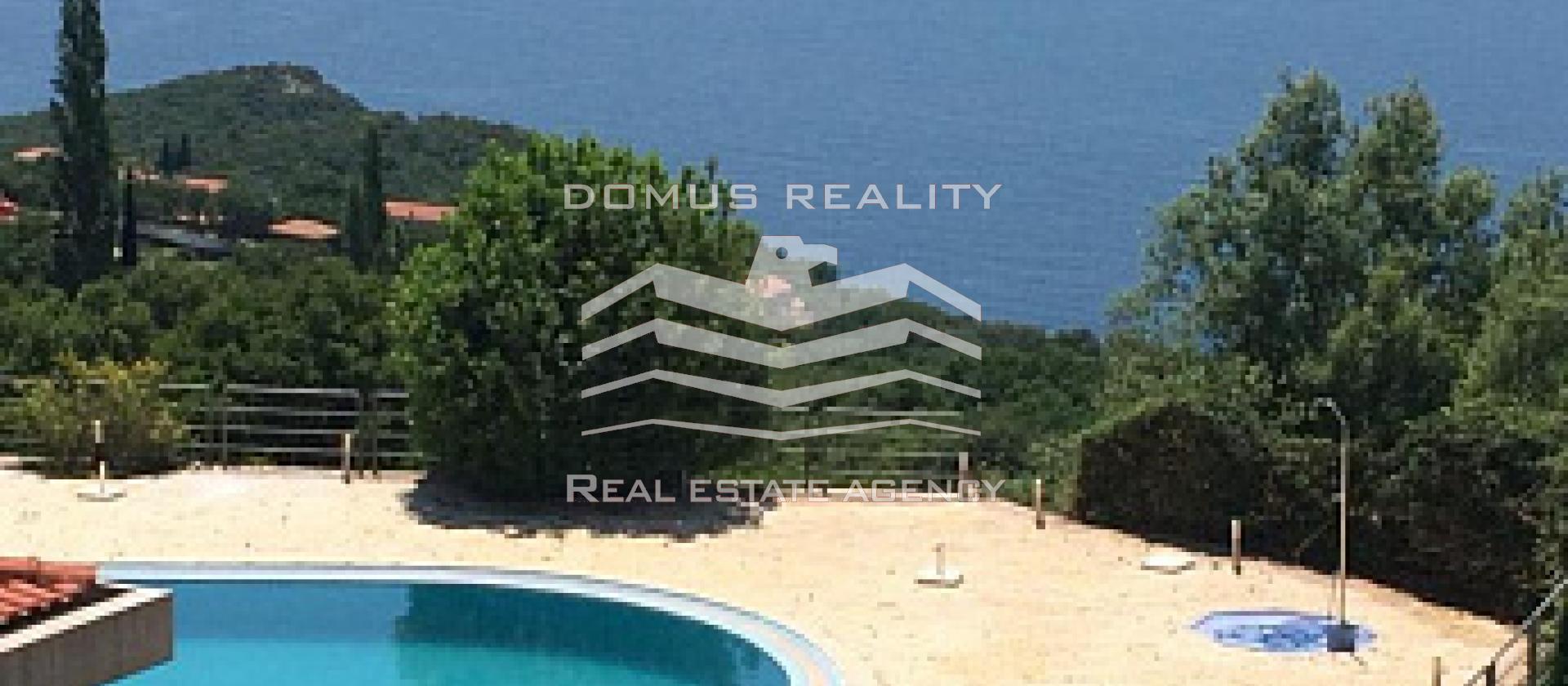 Na prodej jedinečná vila se dvěma bazény a dokonalým výhledem na moře.