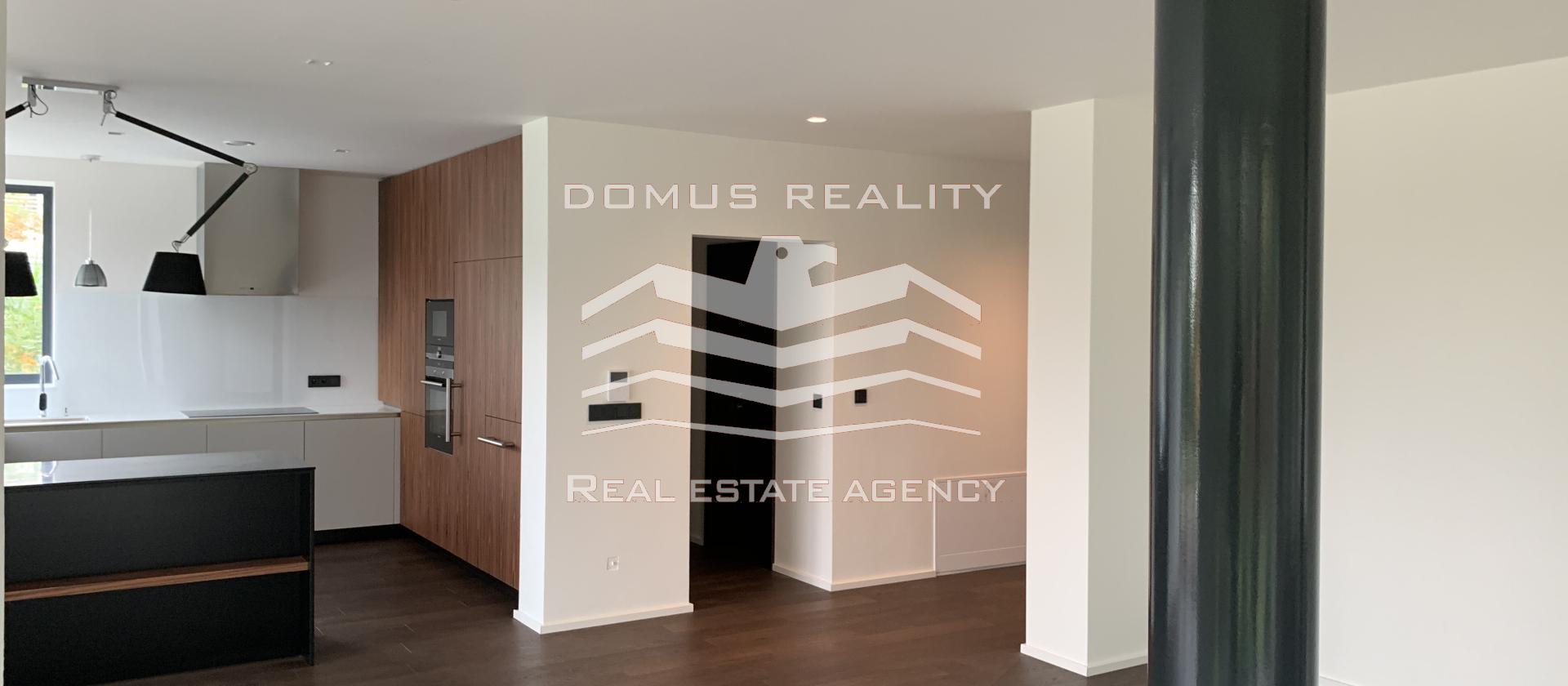 Naše realitní kancelář Vám nabízí prodej moderní vily, postavenou v roce 2018.