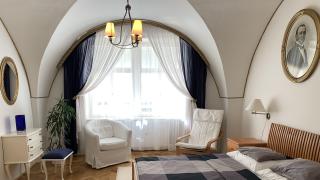 Velmi krásný a světlý byt 3+1 o rozloze 97 m2 s velkou vstupní halou se nachází v secesním cihlovém domě v blízkosti v centru Prahy 1