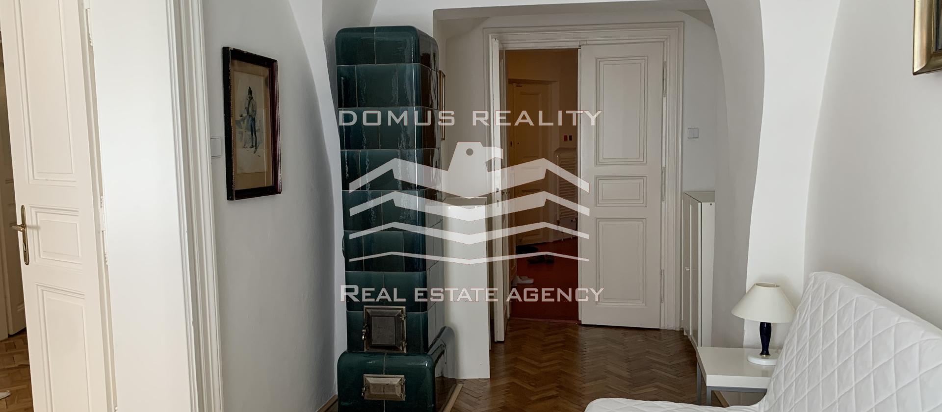 Velmi krásný a světlý byt 3+1 o rozloze 97 m2 s velkou vstupní halou se nachází v secesním cihlovém domě v blízkosti v centru Prahy 1