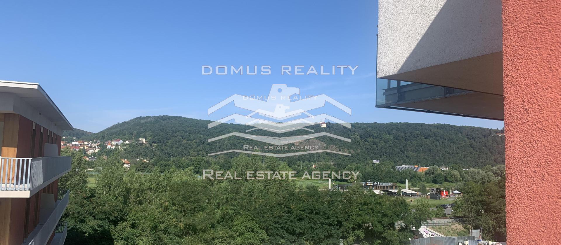 Domus reality nabízí k pronájmu nezařízený byt 2+kk o velikosti 90 m2 s balkonem, garáží a sklepem v ceně. Jedná se o rezidenci v klidné lokalitě Prahy 4