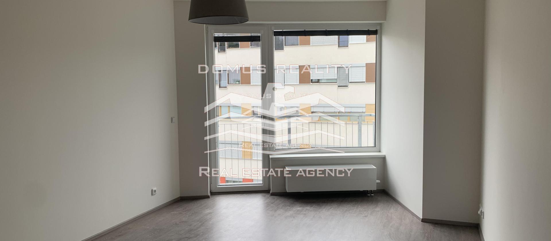 Domus reality nabízí k pronájmu nezařízený byt 2+kk o velikosti 90 m2 s balkonem, garáží a sklepem v ceně. Jedná se o rezidenci v klidné lokalitě Prahy 4