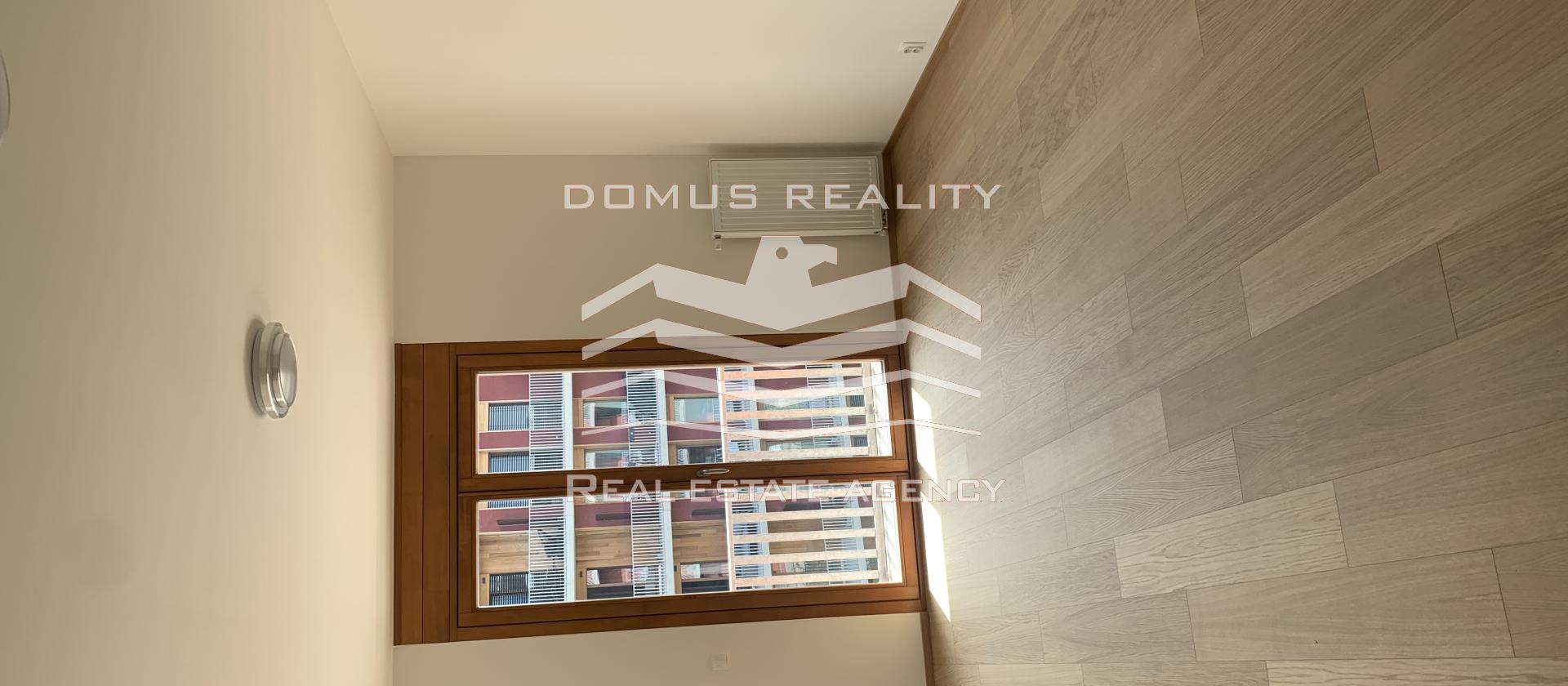 Domus reality nabízí k pronájmu nezařízený byt 3+kk o velikosti 94m2 s balkonem, garáží v ceně
