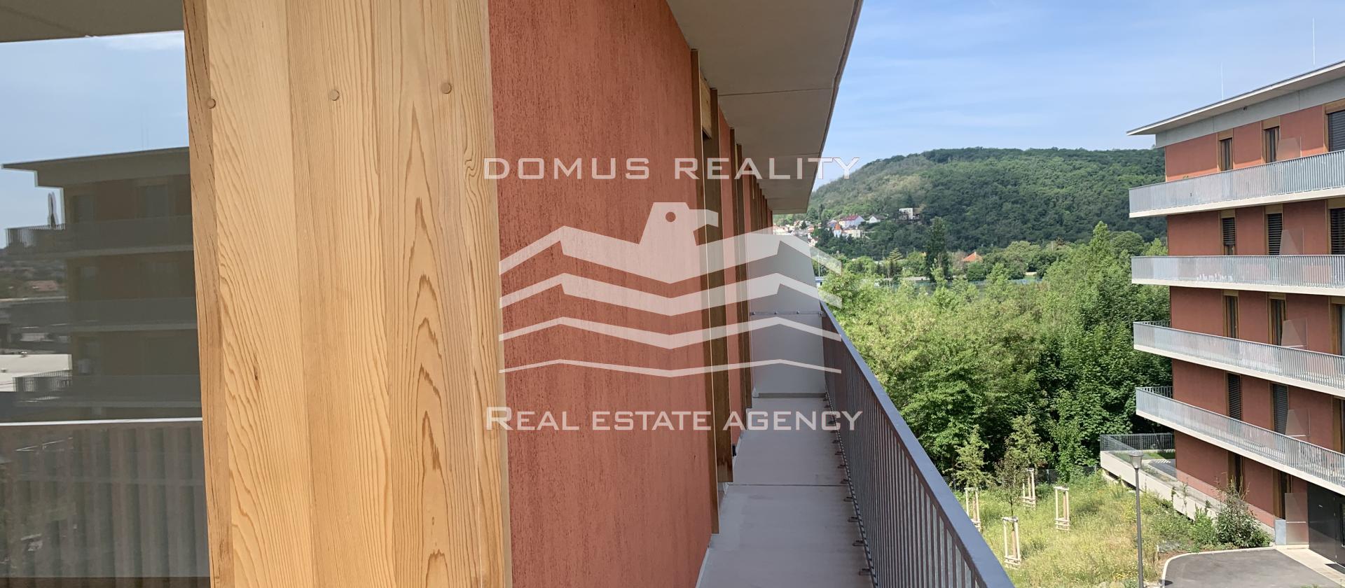 Domus reality nabízí k pronájmu nezařízený byt 4+kk o velikosti 112 m2 s balkonem, garáží v ceně