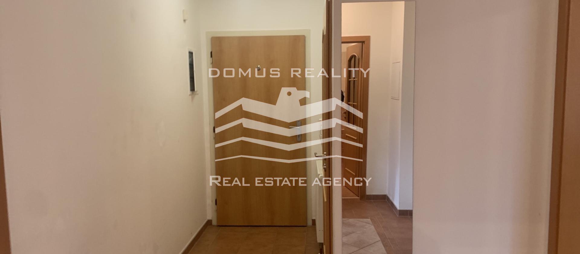 Domus reality nabízí k pronájmu nezařízený byt 3+kk o velikosti 91 m2 s balkonem, garáž a sklep v ceně.