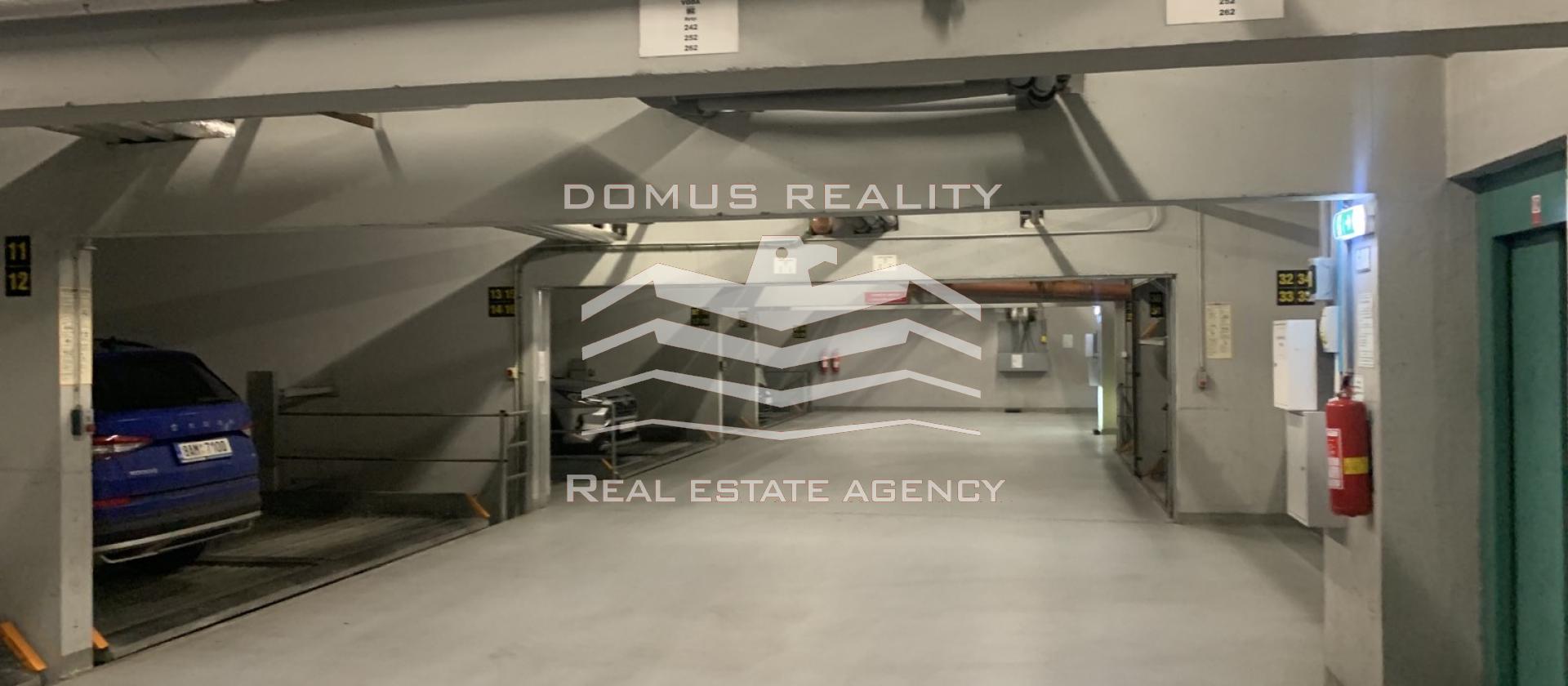 Domus reality nabízí k pronájmu nezařízený byt 3+kk o velikosti 91 m2 s balkonem, garáž a sklep v ceně.