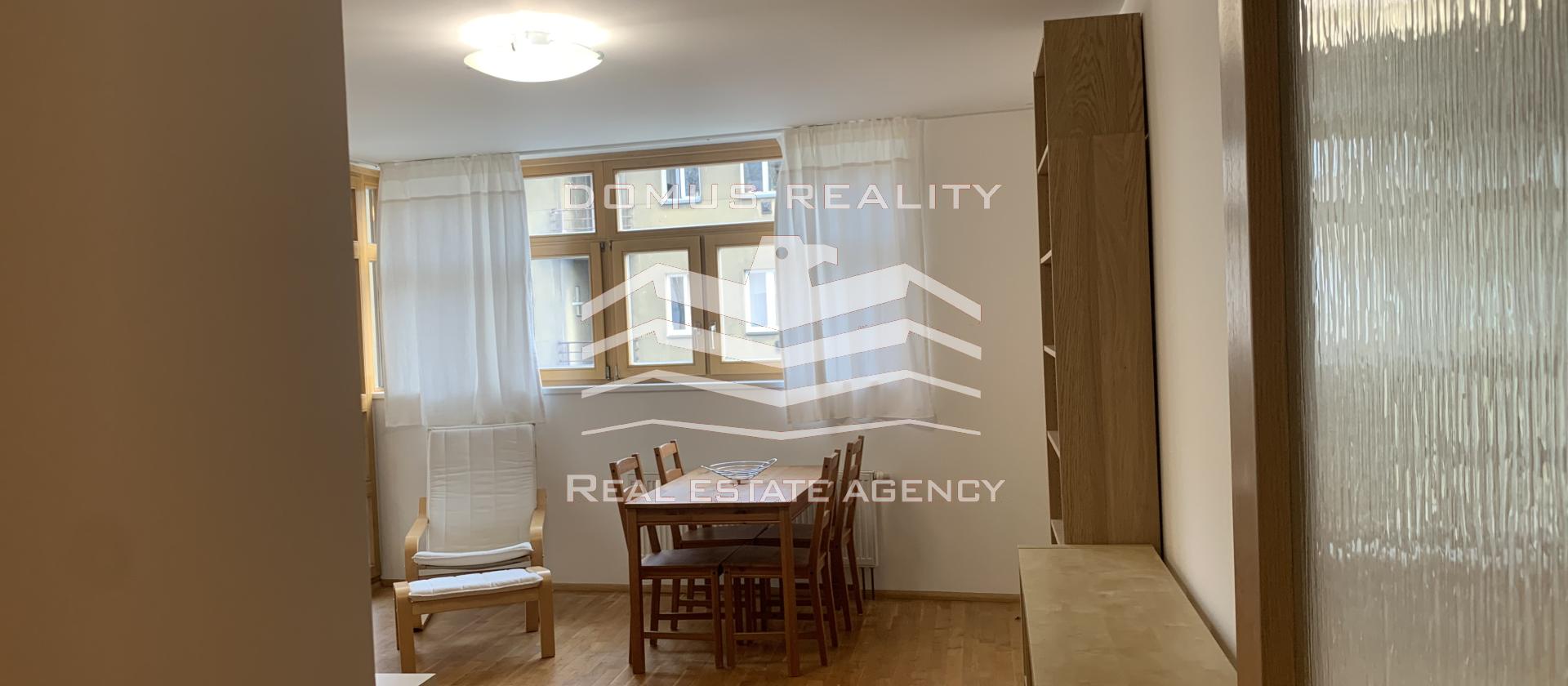 Nabízím  k pronájmu prostorný, světlý byt 3+1 o výměře 80 m2, v klidné ulici Ostrovského, Praha 5, v 2. patře. Velkorysý prostor nabízí bydlení ve velmi krásném bytě.